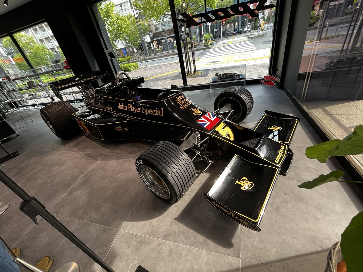 OSSAN_RACING_'s tweet photo. なんか
帰りに寄った新橋にてJPSカラー発見 https://t.co/XV2ICMirO3