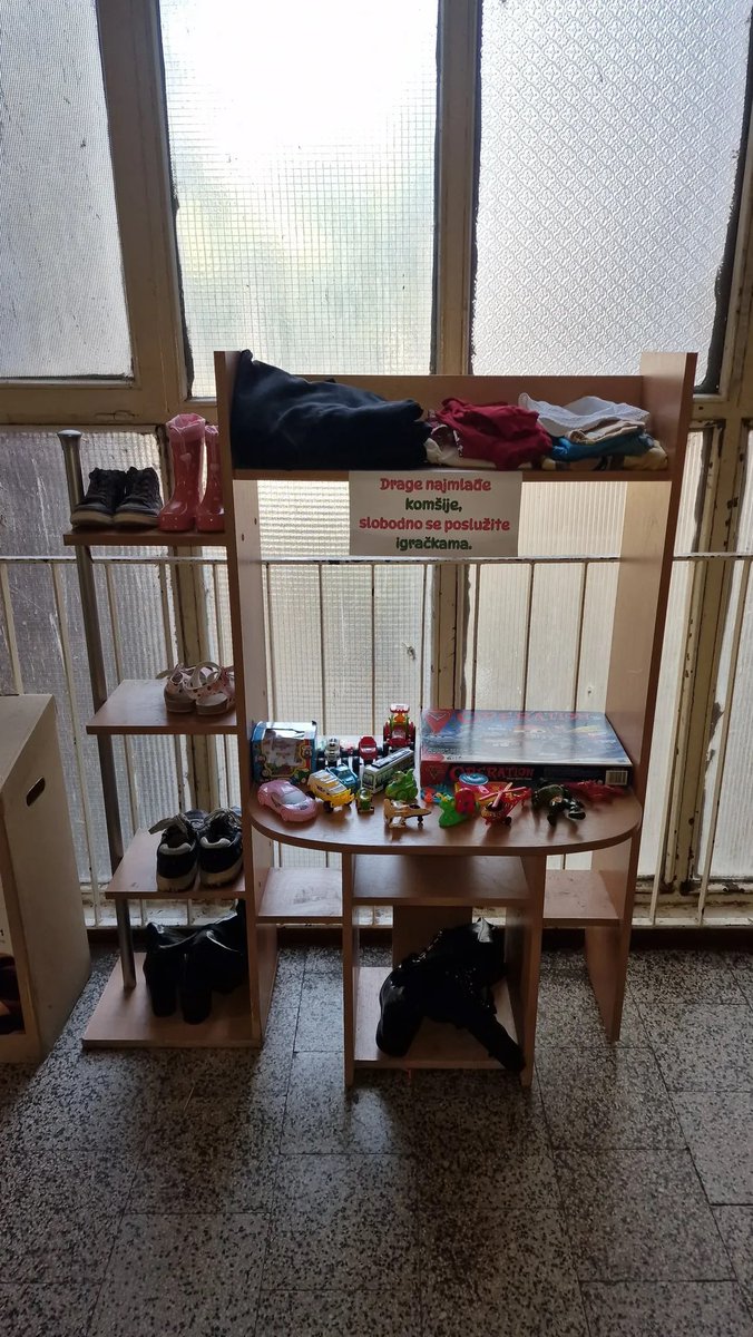 whitesnake1005's tweet photo. U soliteru u Braće Jerkovića 76/a ljudi razmenjuju garderobu, igračke, imaju raf na kome ostavljaju stvari. Razmenjuju i zimnicu, zgrada je uredna, čista sa cvećem. Ovo bi trebalo da postane praksa svuda. https://t.co/gq3lBRodD5