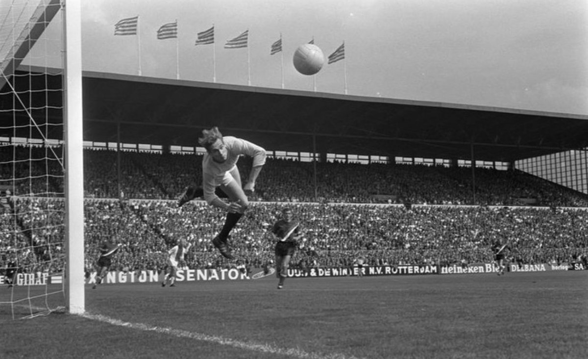 groundhopper64's tweet photo. Best goalkeeper in the netherlands ever #janvanbeveren play for @SpartaRotterdam and @PSV 🙏🏻 https://t.co/tq72XHmyJx
