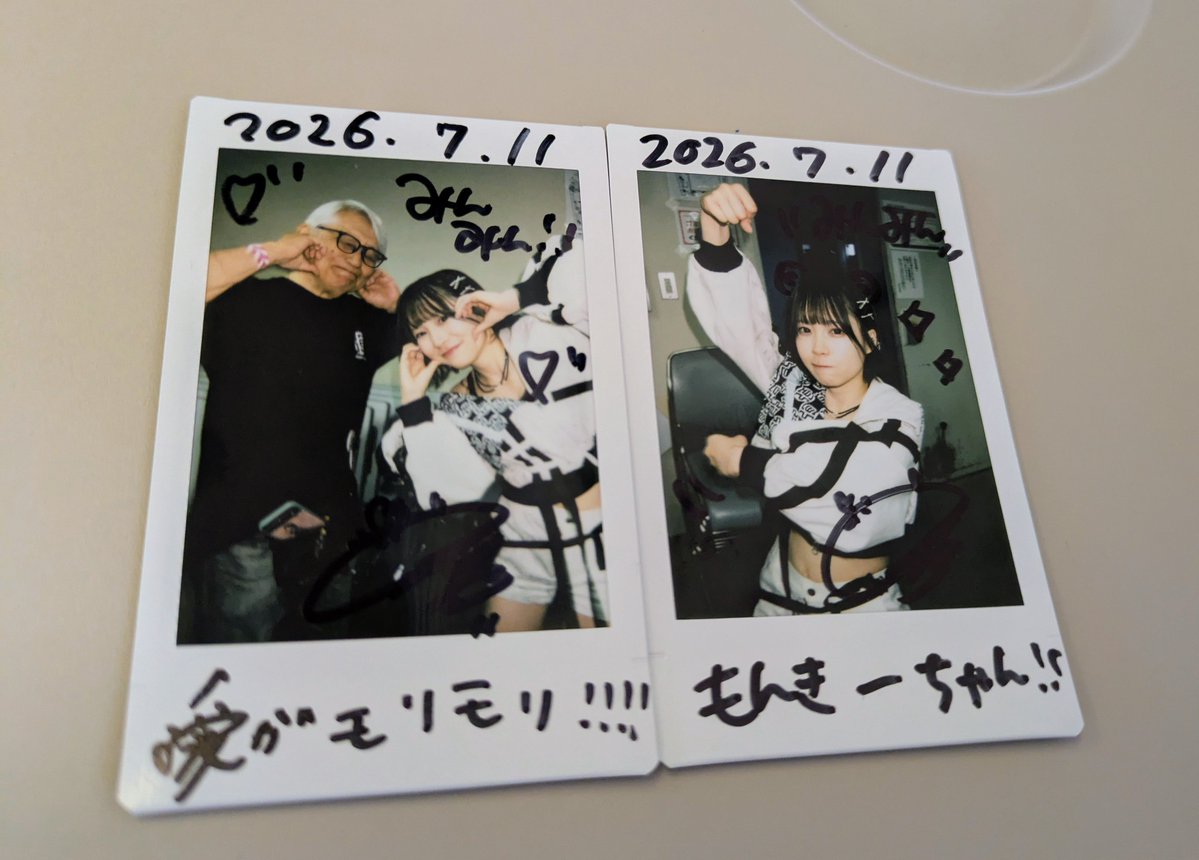 minmindou's tweet photo. 東北新幹線のテーブルにチェキを並べて悦に入る遠征オタク😉 
 7/11 下北沢シャングリラ 
 #つよにゅ
 #ミスエル・サキ
#クロノ・ネコノ・ナナコ　  　　　
#うじえちゃん 
体調良くないから迷ったけど行って良かった！
つよにゅのライブ最高！
疲れたはずなのに帰りの方が体が軽い☺️
ありがとう💚🖤🩵 https://t.co/R3EwZvAk6Z