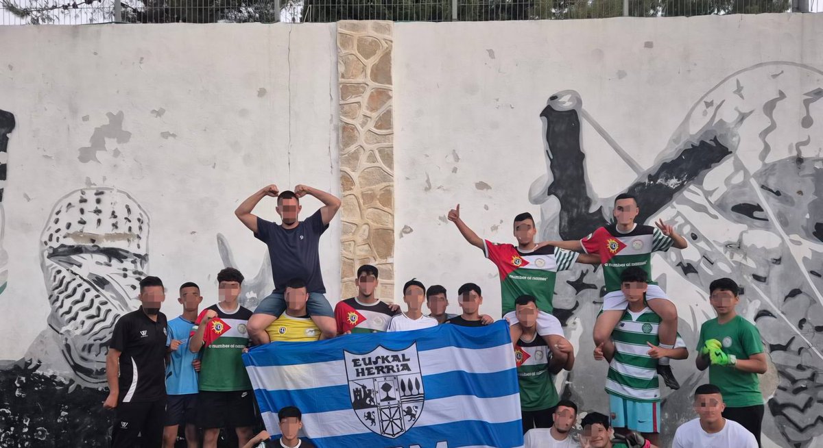 BultzadaTX's tweet photo. Bultzadak Palestinako Aidako kanpamenduan pasatako egunak eta bertan ikasitako eta bizitakoak eskertu nahi dizkiegu @lajeeceltic @_GreenBrigade_ eta bertan gurekin egondako kideei. 

Bi herri, borroka bakarra!

PALESTINA ASKATU! https://t.co/DLmt8jCx6g