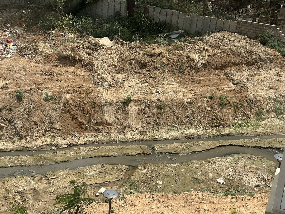 Surya_Gtf's tweet photo. Dear @krishnabgowda , this is the condition of the Rajakaluve passing through Bhartiya City, Thanisandra. Stagnant polluted water has become a breeding ground for mosquitoes, posing a major risk of dengue and other vector-borne diseases to thousands of families. We request immediate cleaning, desilting, and a permanent solution. @bbmp_official @DKShivakumar @CMofKarnataka #Bengaluru #PublicHealth #CleanBengaluru
