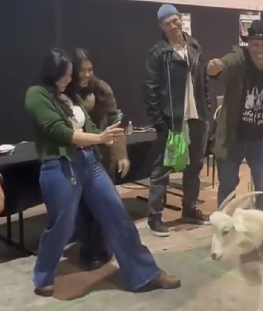 louxchens's tweet photo. the vid is so cute but i'm HOWLING at her stance😭😭 https://t.co/7mvFwfGO6F