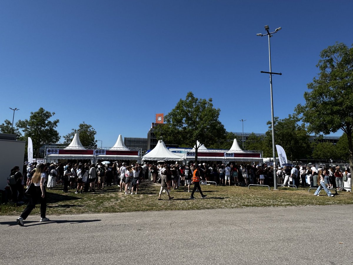 Keumae7's tweet photo. Oh the queue for GA is already lining up… not much queuing for the merch booths yet…

#BTS_ARİRANG_WORLDTOUR_MUNICH #BTS_ARİRANG_MUNICH https://t.co/DvDfcVJCJV