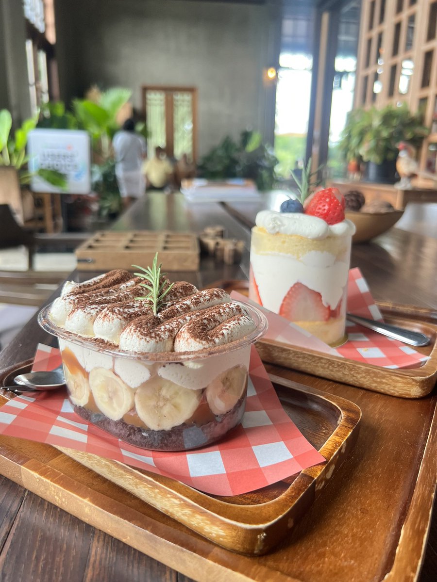 Journal4114's tweet photo. รีวิวคาเฟ่ใกล้กรุงเทพ บรรยากาศดี เหมือนอยู่ต่างประเทศ 

📍 barn klongsuan บาร์น คลองสวน, สมุทรปราการ 

คาเฟ่บรรยากาศดี เป็นเหมือนโรงนาขนาดใหญ่ วิวเมืองหนาว แต่อากาศเมืองนรก 5555 ขนมอร่อย คนมาถ่าย Pre-wedding กันเยอะมาก ราคาขนมและเครื่องดื่มอยู่ที่ประมาณ 150++ (แอบแรงอยู่น่ะ🤭)
ด้านหน้าคาเฟ่มีที่จอดรถประมาณ 10+ คัน คาเฟ่อยู่ค่อนข้างลึก ถ้าไม่มีรถยนต์ส่วนตัวจะลำบากนิดนึง

#คาเฟ่ดีบอกต่อ