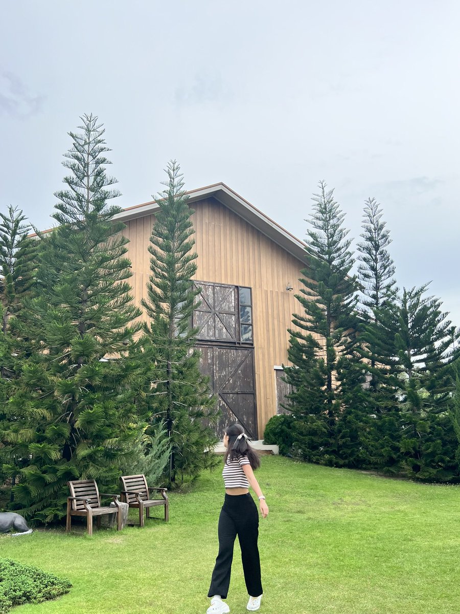 Journal4114's tweet photo. รีวิวคาเฟ่ใกล้กรุงเทพ บรรยากาศดี เหมือนอยู่ต่างประเทศ 

📍 barn klongsuan บาร์น คลองสวน, สมุทรปราการ 

คาเฟ่บรรยากาศดี เป็นเหมือนโรงนาขนาดใหญ่ วิวเมืองหนาว แต่อากาศเมืองนรก 5555 ขนมอร่อย คนมาถ่าย Pre-wedding กันเยอะมาก ราคาขนมและเครื่องดื่มอยู่ที่ประมาณ 150++ (แอบแรงอยู่น่ะ🤭)
ด้านหน้าคาเฟ่มีที่จอดรถประมาณ 10+ คัน คาเฟ่อยู่ค่อนข้างลึก ถ้าไม่มีรถยนต์ส่วนตัวจะลำบากนิดนึง

#คาเฟ่ดีบอกต่อ