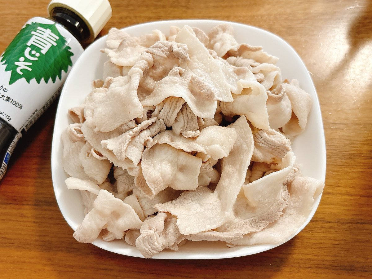 5contacts_LASIK's tweet photo. 作り置きをしようと思って、豚バラ肉のファミリーパックを全部冷しゃぶにしたけど、全部食べてしまった・・・。
青じそ2本でチャラにして！

#青じそでチャラにしたい
#ハライチのターン https://t.co/yNAlgXdqLW