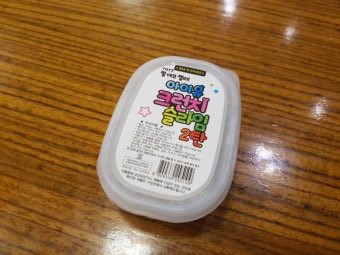 dlwlrmahi516's tweet photo. 이때 거의 모든 슬라임에 아이유 이름 붙여서 팔앗엇음 학교 끝나자마자 문방구로 달려가서 사장님 아이유 진주 슬라임 있어요? 물어보던 시절.. 개추억이다🥹😭 https://t.co/xOaz3kOQxW