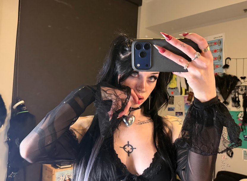 raydarkmercy's tweet photo. please can i sit on your lap?? no i promise i won't hump you. okay i'll only do it a little, will... https://t.co/YZIUkPGLtM