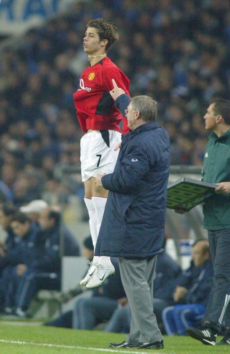 UTD_ECO's tweet photo. Always the cold moment of Peter Drury 🐐 https://t.co/cxJ67KM6Mi