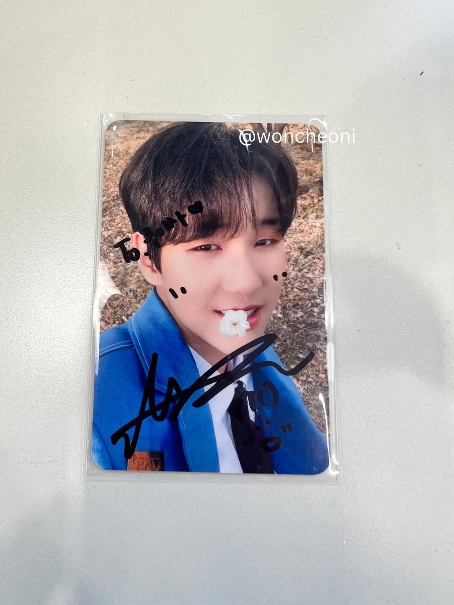 woncheoni's tweet photo. lwk ugly crying right now
at the fansign today instead of getting an album signed you got photocards signed and I decided to get my MA1 photocard signed🥹🥹🥹
my woncheon <3

#원천 #woncheon https://t.co/2fPwLkiOXu