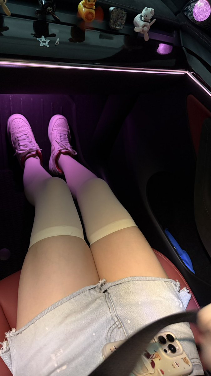 yaoxc1992's tweet photo. 晚上出去吃夜宵，我说按照精神小妹那样穿吧，老婆就搞了这么个穿搭就出去了😂#老婆 #情侣 #淫妻 https://t.co/b7RESHfNcV