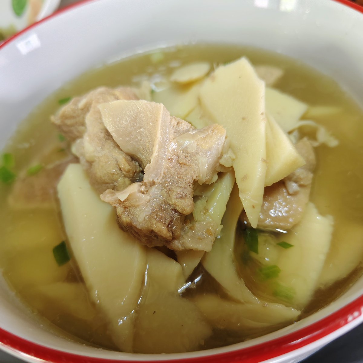 sunan_ta4's tweet photo. วันนี้ทำหม้อนี้ไว้กินกับข้าวร้อนๆ ค่ะ 😊
มีใครชอบต้มจืดหน่อไม้กระดูกอ่อนเหมือนกันบ้าง? ❤️ https://t.co/B2QjAvg8ti