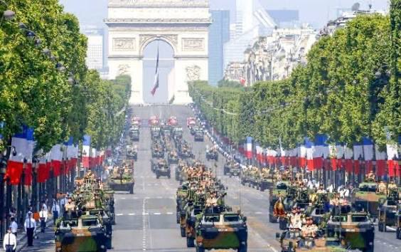 Guigz75116's tweet photo. Macron vient d’inventer le 14 Juillet sans la Nation. Bravo mon frère, chef-d’œuvre absolu !

On prend la fête qui célèbre la souveraineté du peuple français, la chute de la tyrannie, le sang versé pour LA FRANCE… et on la transforme en kermesse euro-mondialiste. Plus de Nation, juste une belle vitrine « stratège européenne».

La Marseillaise ? Trop française, trop guerrière, trop identitaire. On la remplace par l’Hymne à la Joie pendant que l’armée défile sous pavillon multicolore. Le coq gaulois ? Trop nationaliste. Les trois couleurs ? Ringardes.

On célèbre la Révolution en effaçant la nation qui l’a faite. C’est comme organiser l’anniversaire de la prise de la Bastille en invitant les geôliers à couper le gâteau.

Génie macronien : transformer le jour où le peuple français s’est levé en une grande messe où la France s’agenouille. 

Plus de « patrie », plus de « sang impur », juste des « valeurs européennes » et des discours sur l’ouverture.

Résultat : un 14 Juillet sans odeur, sans saveur, sans France. Un défilé fantôme pour une nation fantôme.

Merci Emmanuel. Grâce à toi, on sait enfin ce qu’est la fête nationale version start-up nation : un produit dérivé, dilué, vendu en pack avec l’euro, les migrants et la dette.

Les sans-culottes doivent se retourner dans leurs tombes.

Vive la… quoi déjà ? Ah oui, vive l’Europe. 

La Nation, c’était avant.
#14JuilletSansNation #MacronLaDissolution #FranceEnSolde