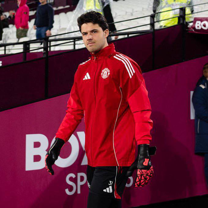 utdscotttt's tweet photo. 🚨Jamie Carragher on Senne Lammens’ mistake leading to Mikel Merino’s winner for Spain against Belgium at the FIFA World Cup:

🗣️ “Now we see why Manchester United conceded so many goals last season. Belgium looked solid and organised with Thibaut Courtois in goal. He gave the defenders confidence, controlled his area and looked like one of the best goalkeepers in the world, as he has done for years.

Then Courtois goes off injured and Senne Lammens comes on. I’m not saying he’s a bad goalkeeper because he’s clearly talented, but replacing one of the best goalkeepers in world football in a World Cup knockout game demands the highest level of quality. Unfortunately, he couldn’t provide it.

The mistake completely changed the game. At this level you don’t get second chances. Merino stayed alert, punished the error and suddenly Belgium were going home.

I’ve heard people say Lammens is better than André Onana. After watching tonight, I honestly don’t see the difference. When the pressure reaches its highest point, both have shown they can make mistakes that completely change the outcome of a match. That’s the reality of top-level football.

Goalkeepers are judged differently from everyone else. A striker can miss three chances and still score the winner. A goalkeeper makes one mistake and it’s remembered for years. That’s the position you’ve chosen, and you have to live with that responsibility.

I do feel for Lammens because coming on for Courtois is one of the hardest jobs in football. But Manchester United supporters watching tonight won’t be encouraged if they’re looking at him as the long-term answer. Potential is one thing—delivering under the biggest pressure is another. Spain punished the mistake, and that’s exactly what the best teams d