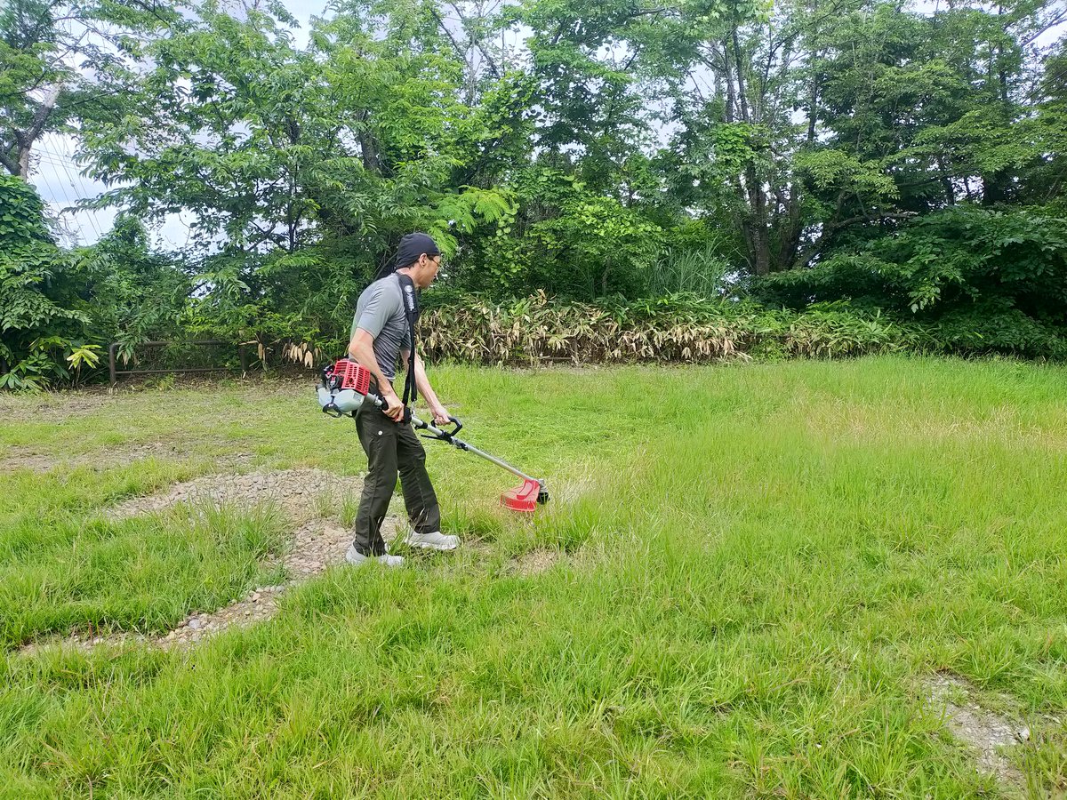 b_men_project's tweet photo. 来る日も、来る日も草を刈っていたら…
強力な助っ人が現れた！
準備頑張っております
ぜひ観に来てください！
お問い合わせ＆ご予約はメッセージくださいませー。
#び〜めんぷろじぇくと
#二神山奇譚 https://t.co/no0Ud7vuyk