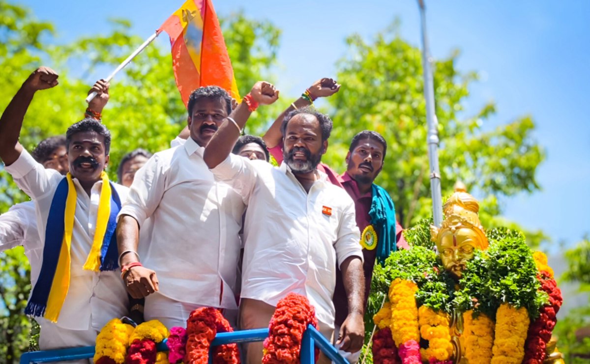 VijayAnban_offl's tweet photo. இன்று மாவீரன் அழகுமுத்துக்கோன் அவர்களின் 269-ஆம் ஆண்டு பிறந்தநாளை முன்னிட்டு மதுரை மாநகர் வடக்கு மாவட்டம் சார்பாக, அவரது திருவுருவச் சிலைக்கு மாலை அணிவித்து மரியாதை செலுத்தப்பட்டது.

அவரது ஒப்பற்ற வீரமும், தன்னலமற்ற தியாகமும், அசைக்க முடியாத தேசப்பற்றும் தமிழினத்தின் பெருமையாக என்றும் நிலைத்திருக்கும்.

@CMOTamilnadu | @TVKVijayHQ 
@BussyAnand | @VijayAnbanMLA 
#மாவீரன்அழகுமுத்துக்கோன் #TVK 
#தமிழகவெற்றிக்கழகம்‌ #மதுரை
