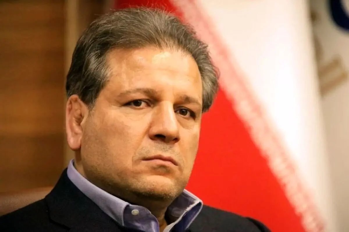 mustafakamilm's tweet photo. أعلنت وزارة الخزانة الأميركية فرض عقوبات مشددة على شبكة مالية إيرانية واسعة تُدار من داخل دولة الإمارات العربية المتحدة، مجهضةً واحدة من أخطر منظومات "اقتصاد الظل" التي تعتمد عليها طهران لتجاوز العقوبات الدولية وتمويل نخب النظام والحرس الثوري الإرهابي الإيراني.
وجاء في القرار الرسمي الصادر عن مكتب مراقبة الأصول الأجنبية (OFAC) أن العقوبات استهدفت بشكل مباشر المدعو علي أنصاري، وهو ميسّر مالي إيراني بارز يتخذ من إمارة دبي مقرًا لإقامته وميدانًا لإدارة شبكة أصول وعقارات عالمية ضخمة تابعة لـ "مجتبى خامنئي"، نجل المرشد الأعلى الإيراني السابق والمرشد الحالي.
وبحسب البيانات المعلنة، فإن أنصاري استغل وجوده في الإمارات ومؤسساتها المالية لغسل وتمرير مليارات الدولارات المنهوبة عبر شركات واجهة وقابضة تمتد إلى عدة دول أوروبية.
كما شمل القرار الأميركي  حظر كيانات وشركات صرافة إيرانية تعمل من داخل الأراضي الإماراتية، ومن أبرزها شركة "نبأ الزكي لتجارة المواد الخام" ومقرها الإمارات، والتي جرى تصنيفها كشركة واجهة تابعة لما يُعرف بـ "شبكة الرهبر" (المرشد)، وتُستخدم لتمرير المعاملات المالية وتوفير غطاء تجاري لبنوك إيرانية محظورة دوليًا كبنك "صادرات" وبنك "سباه".

📌 هل ثمة رابط مع شركة الأنصاري العملاقة للخدمات الماليةومركزها دبي، وهي من أكبر وأهم وأعرق شركات الصرافة في الإمارات؟!