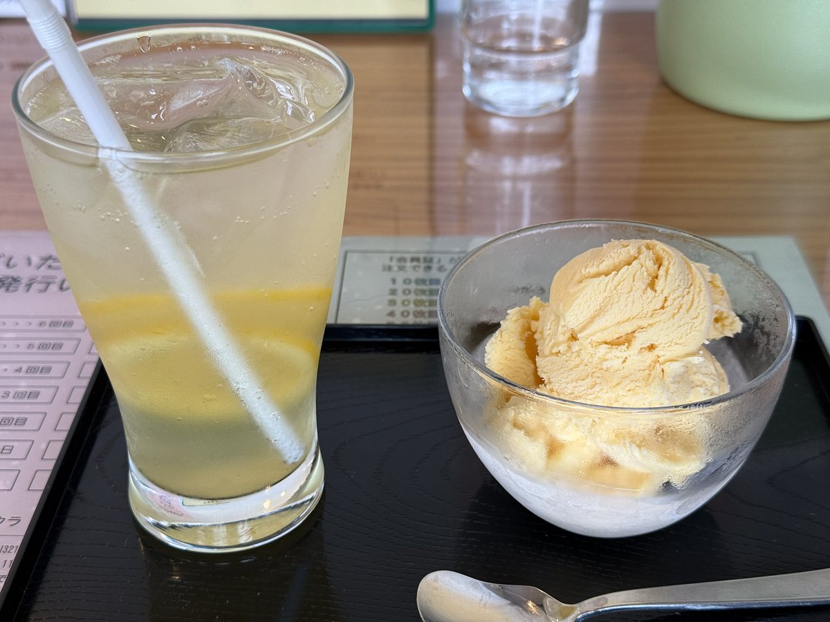 cbnsrfr's tweet photo. いつもの腑（もつ）煮屋さん。
塩ニンニク味と自家製無添加アイスにレモンスカッシュ。 https://t.co/0OdWz3R68W