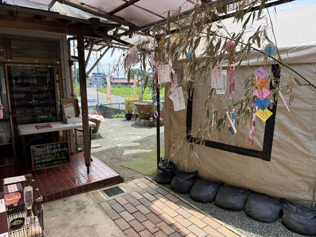 cbnsrfr's tweet photo. いつもの腑（もつ）煮屋さん。
塩ニンニク味と自家製無添加アイスにレモンスカッシュ。 https://t.co/0OdWz3R68W