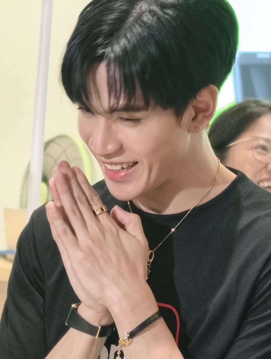 NatchaFai1's tweet photo. หล่อไม่ไหว😍

#FilmThanapat
#AISLOVERNORTHEASTxFILM https://t.co/HXvWYoN5Zi