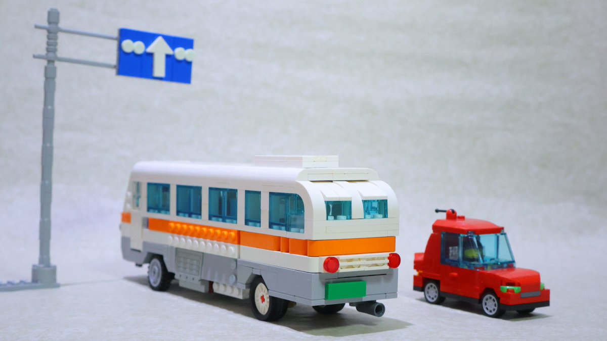 nnnk_lg's tweet photo. 観光バス（ラジコン）を作りました。
前輪操舵・後輪駆動で本物同様に走ります。
昭和30〜40年代の車両をイメージ。
機構と外見を両立させる作業が面白かった。
4枚目は新聞広告風に作ってみたもの。 https://t.co/CGRPn19y1R