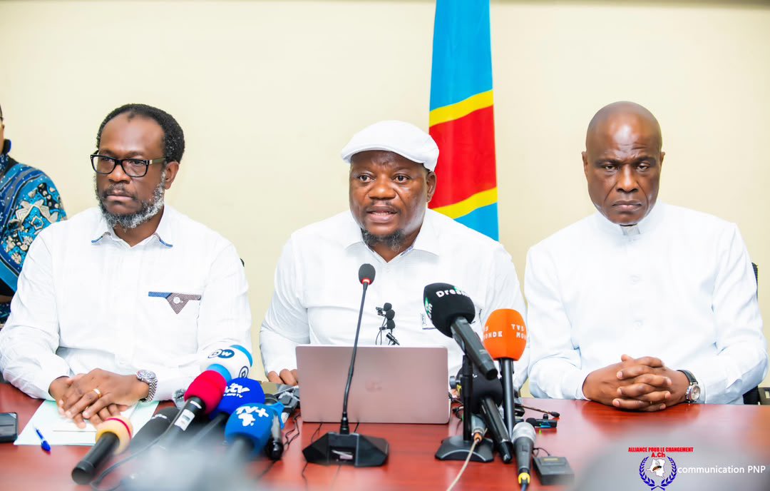ChristianL35160's tweet photo. @kabund_jmkkrock est sans équivoque: la #C64 ne reculera pas.Aucun dialogue avec Félix Tshisekedi ne sera envisagé tant que le projet de changement de la Constitution ne sera pas abandonné publiquement et que des mesures de décrispation politique ne seront pas engagées

@bowa_09 https://t.co/ovaQRHVuO6
