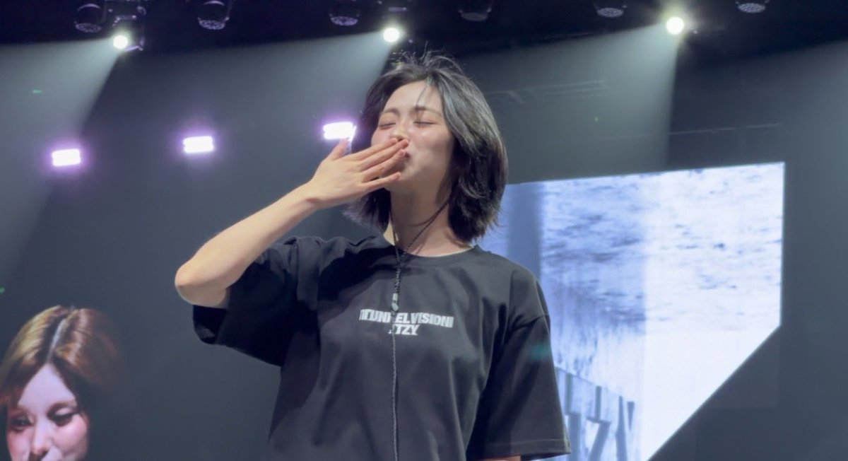 CGLongTweet's tweet photo. #itzy #itzy_manila #ryujin 67 Loving MIDZY https://t.co/GpbCdOBSCs