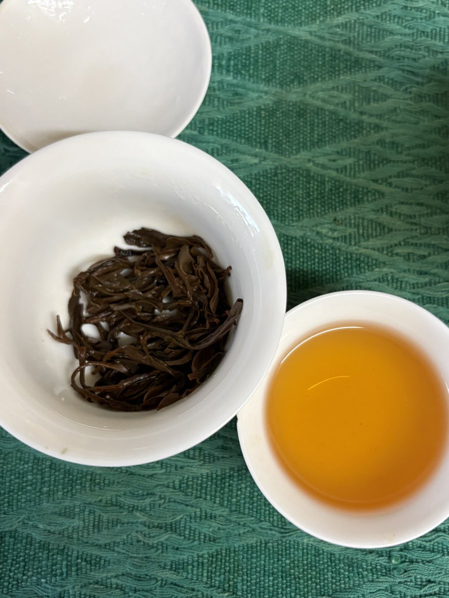 cafero_key's tweet photo. 花咲み茶　茉莉花紅茶

高山の台湾紅茶にジャスミンの香りをつけたもの。茶葉自体にラベンダーや柑橘系の爽やかな香りがあり、さらに華やかなジャスミンを纏っているような感じ。上品で深みのある旨味がのある味わいと強い香りの個性が調和していてとても美味しい😋 https://t.co/18jfPM2bw9