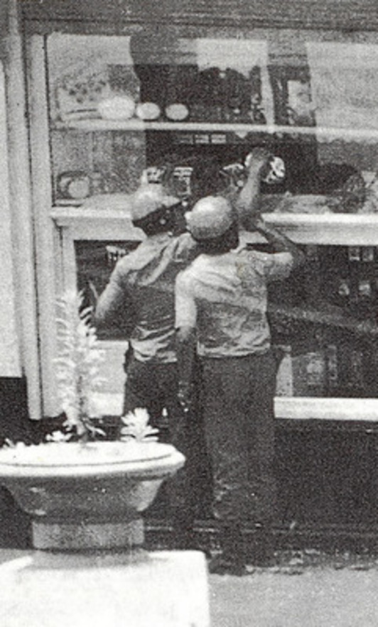 outsidersesp's tweet photo. Tras el asesinato en Pamplona de Germán Rodríguez el día 8 de julio de 1978 y de Joseba Barandiaran en San Sebastian el día 11, ambos durante cargas policiales, la huelga y las movilizaciones de protesta continúan por toda Euskal Herria. En Errenteria la Policía hiere de bala a dos personas, una de ellas de 17 años.

El 13 de julio, a las 14 h., 200 agentes de una compañía de la Policía Armada irrumpen en la localidad en varios autobuses durante la celebración de una masiva asamblea convocada en la plaza del pueblo. Los policías descienden de los buses escopeta en mano disparando sin mediación previa contra ventanas, escaparates y viandantes, provocando un caos que durará horas. La horda policial destrozará escaparates, portales y todo cuanto encuentran a su paso, saqueando numerosas tiendas entre cuyo botín se encontraría radios, relojes y hasta bombones de chocolate. Los 200 agentes incendiarían un camión y destrozarían el cine Alameda, golpearían con las culatas y porras a decenas de vecinos y dispararían contra ventanas que lucieran ikurriñas u otros emblemas. Además lanzarían botes de humo en el interior de portales y defecarían y orinarían en otros.

Una manifestación convocada de forma popular y en asamblea reúne a 8000 personas al día siguiente, superando en más de 4 veces la convocatoria venida desde ayuntamiento y organismos oficiales.

Casi un año después, el 10 de Junio de 1979, un policía nacional asesinaba en la discoteca Apolo de Rentería al travesti "Francis". El asesinato levantó a la comunidad gay en Euskadi, y numerosas manifestaciones solidarias de repulsa se repitieron por las principales localidades. Entre ellas en San Sebastián, la primera en la capital guipuzcoana con visibilidad de gays y lesbianas. De hecho su asesinato proporcionó un impulso extraordinario a las reivindicaciones LGTB en Euskal Herria. 

En Errenteria, en ese junio, la historia vuelve a repetirse. La Policía irrumpe en una asamblea popular celebrada en el ayuntamiento para organizar las protestas por el asesinato de Francis. De nuevo una toma policial de la localidad, repitiéndose los golpes, el saqueo y los destrozos.