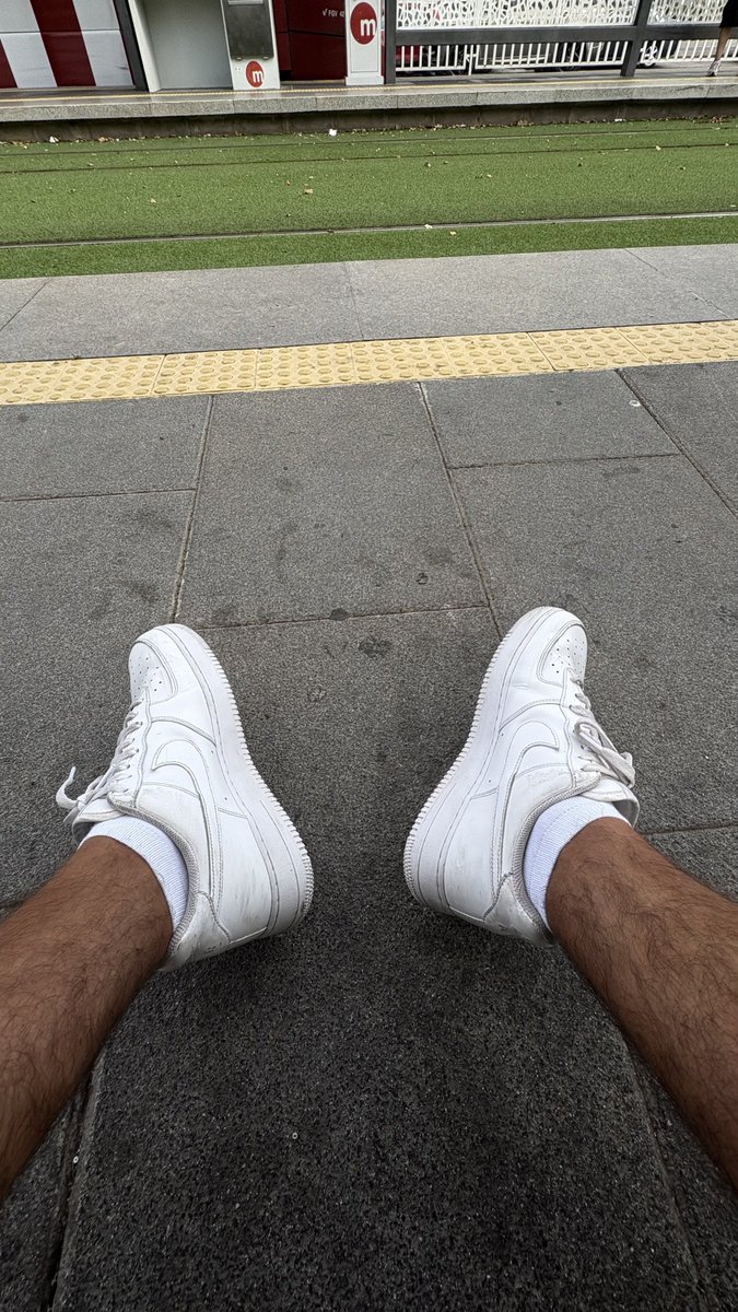 alpharichldn's tweet photo. who’s sending there details so I can pay for new trainers on my Apple Pay. https://t.co/dQ7d05jqpJ