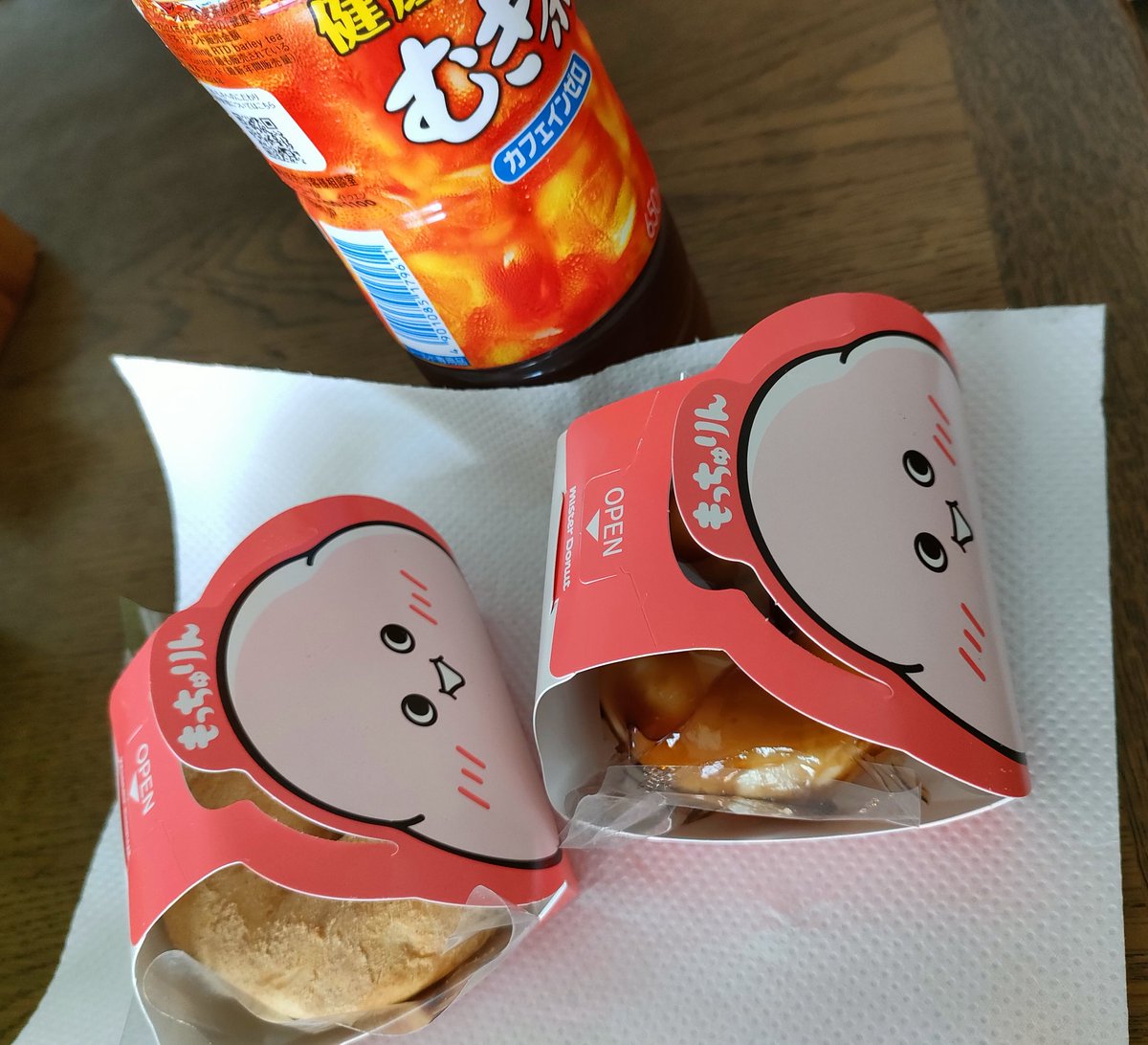 concon1206's tweet photo. おいちい、おいちいよ〜ｶｱﾁｬﾝ！！😫💯💯✨
意外と小ぶりでさ、モチモチの生地がひと噛みで三分の一食べれちゃうんです！秒で無くなる！

みんなが言う通り、どちらも美味しいけど、特にきな粉がおいしい😆✨🍩 https://t.co/2LZKF59elL