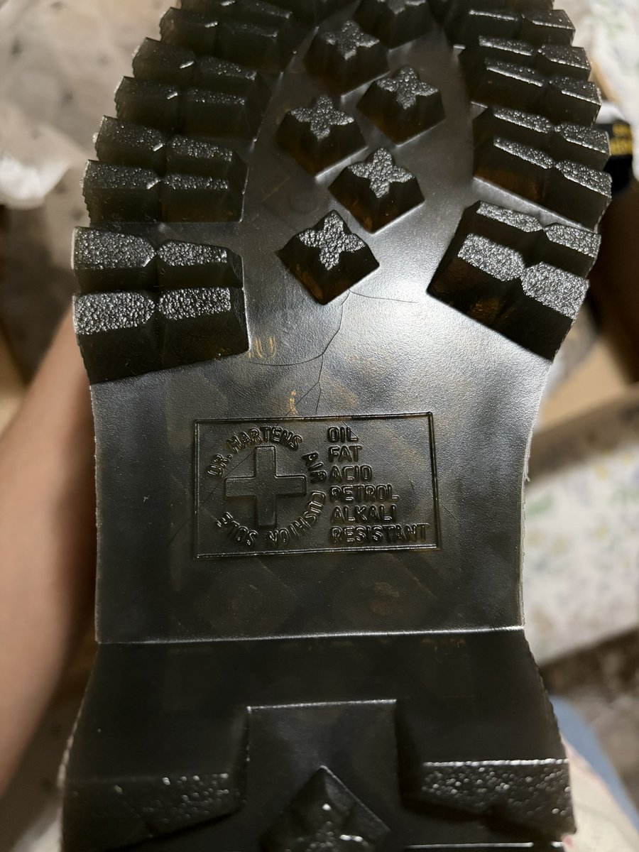 danossauri's tweet photo. @drmartens What can you tell me about these cracks? I haven't put them on yet. https://t.co/whfOBPnC67