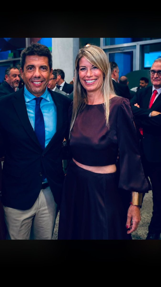 delivante's tweet photo. Que Carlos Mazón y Villaplana se pasaran 5 horas practicando juegos florales en el Ventorro mientras todo se iba a la mierda ¿Se considera absentismo?🤔 https://t.co/orV8hh4cHe