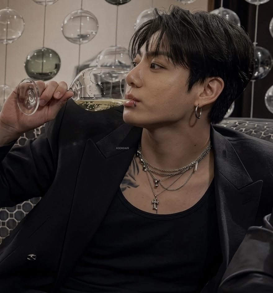 alexxbangtan7's tweet photo. #kooktae / The price of sin +🔞🔥

Jk es el heredero de una de las familias más poderosas del país. Th consiguió una beca en la universidad de la élite. Se odian desde el primer día... hasta que el odio empieza a parecerse demasiado al deseo. https://t.co/qfmZny59Ye