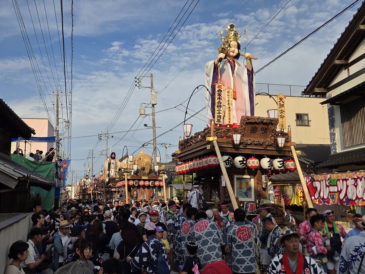 tateochi's tweet photo. 佐原の大祭夏祭り　中日
年番の本川岸を先頭に山車10台整列 https://t.co/JbLgzLFYJM