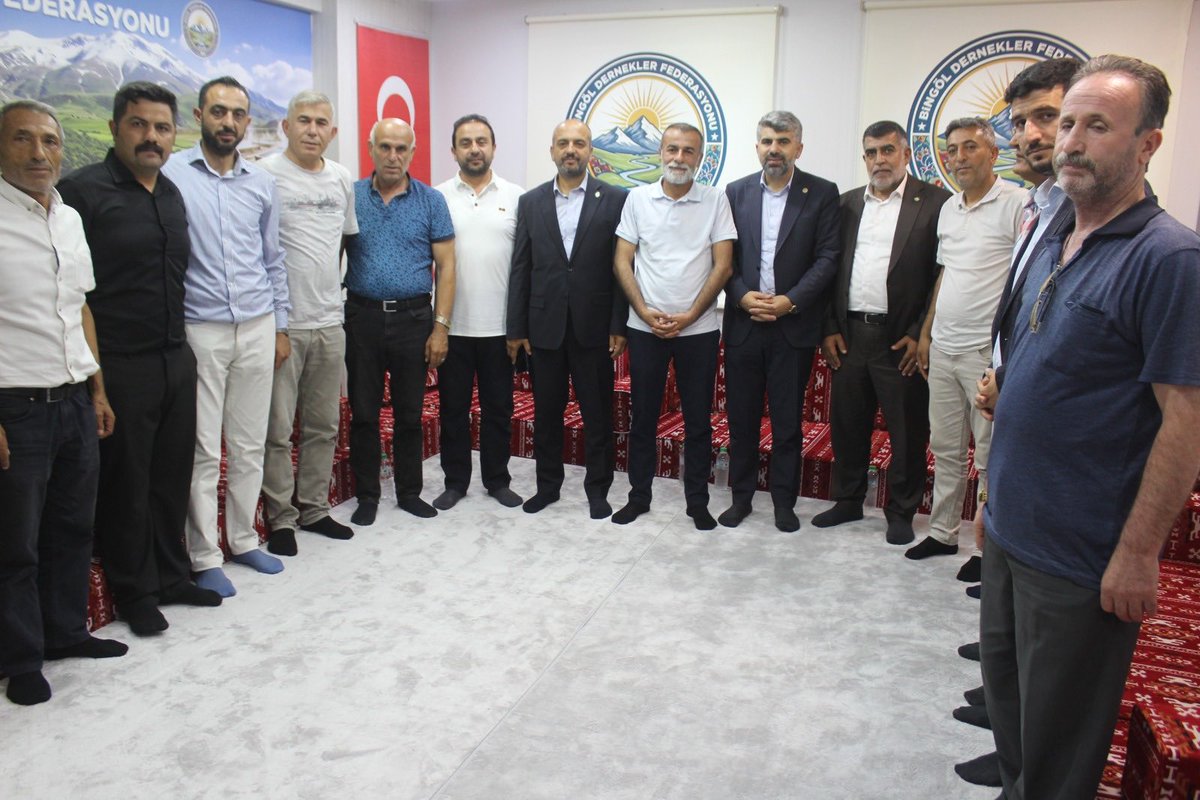 AvMahmutSahin's tweet photo. 📍Elazığ

Milletvekilimiz Sayın Faruk Dinç ve Elazığ İl Başkanımız Sayın Metin Suiçer ile birlikte, yeni kurulan Bingöl Dernekler Federasyonu’nu ziyaret ederek Federasyon Başkanı kıymetli kardeşimiz Celalettin Albakabala’ya hayırlı olsun dileklerimizi ilettik.

Elazığ’da yaşayan ve özellikle tedavi amacıyla Bingöl’den gelen vatandaşlarımızın karşılaştıkları sorunlar ile hasta ve hasta yakınlarının yaşadığı mağduriyetler üzerine istişarelerde bulunduk.

Nazik ev sahiplikleri dolayısıyla Federasyon Başkanımıza ve yönetimine teşekkür ediyoruz. Bingöl Dernekler Federasyonu’nun çıktığı bu hayırlı yolda güçlenerek yoluna devam etmesini ve     güzel hizmetlere vesile olmasını temenni ediyoruz.