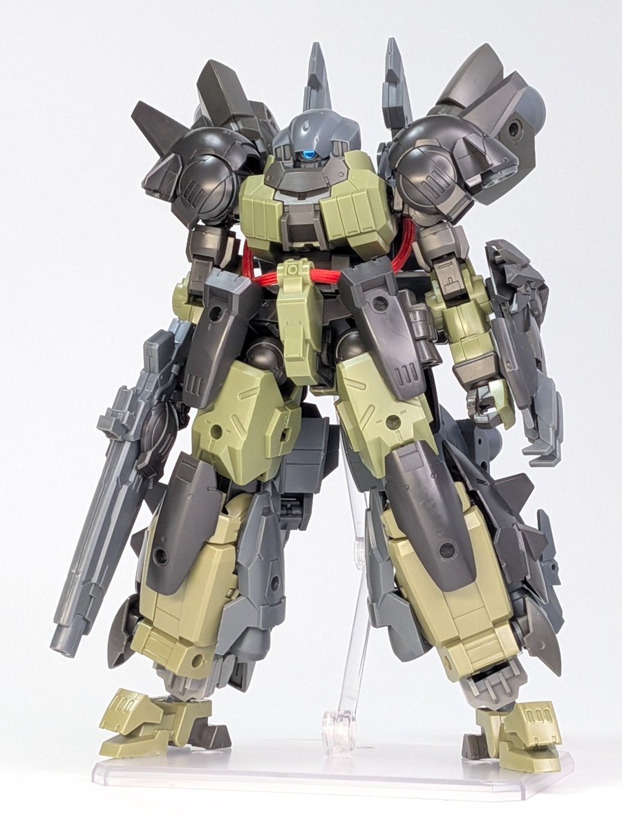 mokeikundesu1's tweet photo. #30MMSM2026
「スーパーガレアノヴァ」
フルアーマーパーツを使い、重装甲かつ高機動をコンセプトに開発されたガレアノヴァ。機体各所のスラスターがその高い運動性を物語る。巨大なアックスを二挺装備し、格闘戦にも優れた性能を発揮する。 https://t.co/bx1eCZ2VAa