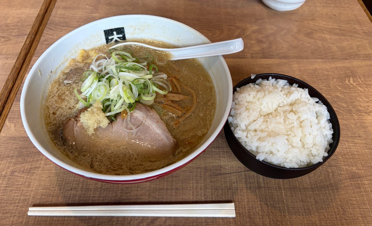 chakky384's tweet photo. 同僚・取引先の人と、ラーメンを食べるライドへ行きました。

目的地は味噌ラーメンで有名な『大島』さん。濃厚味噌とライスの組み合わせ、幸せでした🍜

帰りには岩淵水門近くの1110cafeにてコーヒー&amp;ジェラートで一休み。暑熱順化もでき、いい感じでフィニッシュ！ https://t.co/VZnRisHvqk