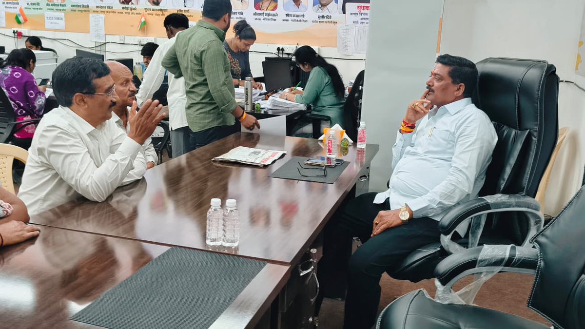SVKohale's tweet photo. 🗓️ 11 जुलै
📍 पश्चिम नागपूर

🔴 जनसंवाद – पश्चिम नागपूर 🔴

आज पश्चिम नागपूरच्या नागरिकांशी मनमोकळा संवाद साधला.
नागरिकांनी मांडलेल्या समस्या, अपेक्षा आणि विकासाबाबतच्या सूचनांची सविस्तर दखल घेत त्यांच्याशी सकारात्मक संवाद साधला. https://t.co/DmmSNaAR7S