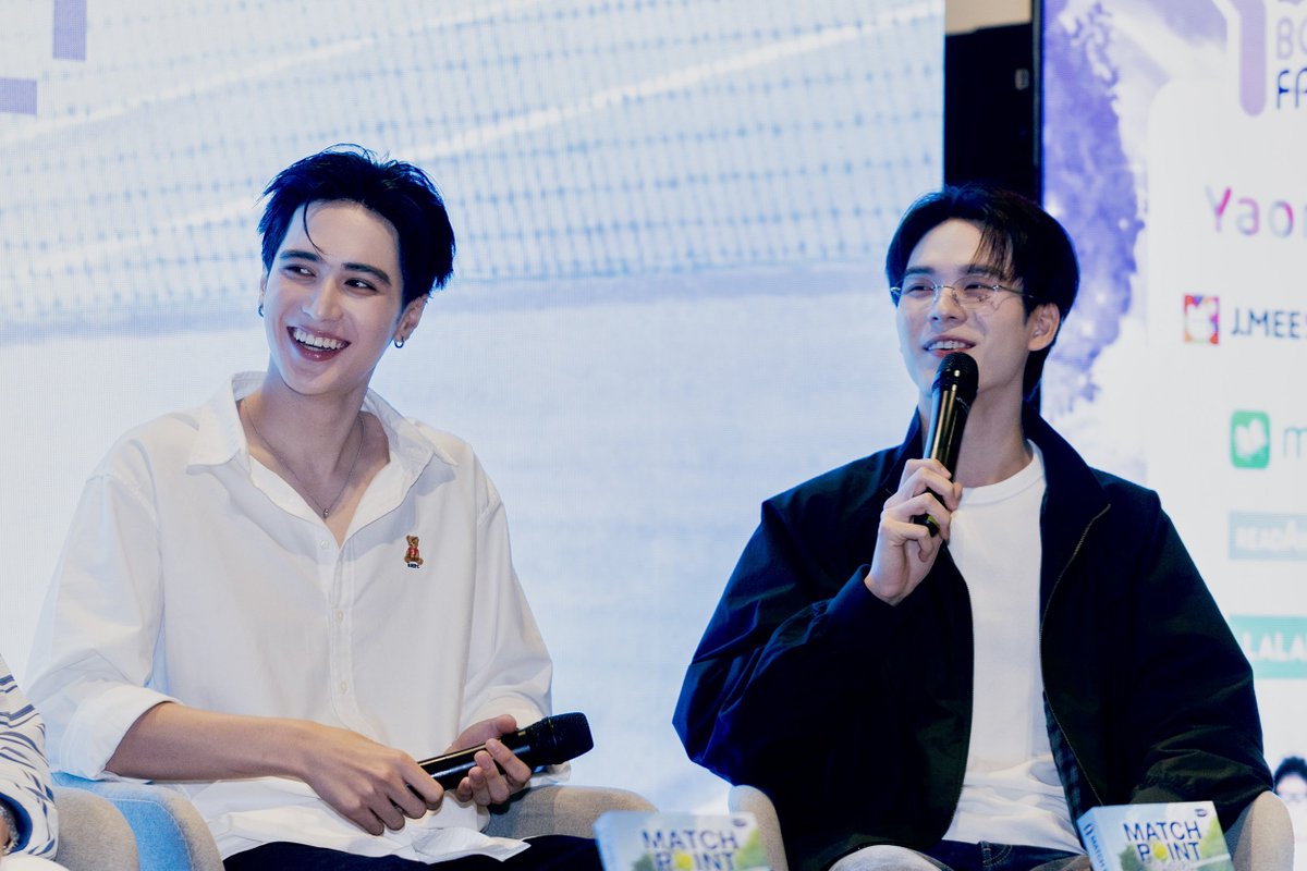 GmmtvShop's tweet photo. นำภาพบรรยากาศของ เตโช-ปิง พร้อมด้วยนักเขียน ในงานเปิดตัวนวนิยาย Match Point รักนี้ต้องเสิร์ฟ ในงาน Y BOOK FAIR 11 วันนี้มาฝากค่า

@wwwteshow06 @PKrittanun 

#MatchPointSeries
#YBOOKFAIR11xTESHOWPING
#GMMTV https://t.co/NLzQ3997Ii