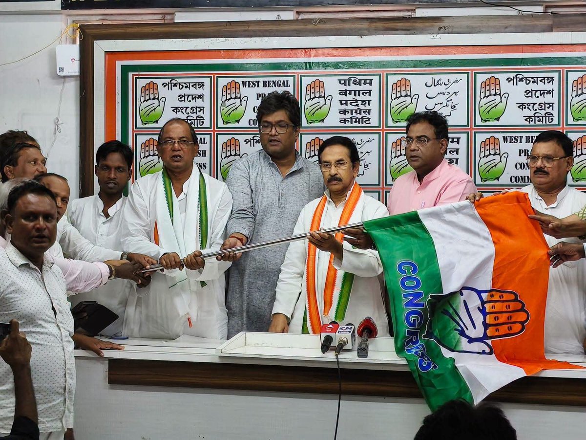 INCWestBengal's tweet photo. জাতীয় কংগ্রেসে যোগদান

হাওড়া জেলা র সাঁকড়াইল ব্লক থেকে শেখ মহম্মদ সিদ্দিকী বর্তমান কর্মাধ্যক্ষ' র নেতৃত্বে  তৃনমূল নেতা , কর্মী ও প্রাক্তন গ্রাম পঞ্চায়েত সদস্য , প্রাক্তন কর্মাধ্যক্ষ তৃনমূল নেতৃত্ব সহ ৫০০ তৃনমূল কর্মী জাতীয় কংগ্রেস এ যোগদান করেন। 
উপস্থিত ছিলেন প্রদেশ কংগ্রেস সভাপতি শ্রী শুভঙ্কর সরকার 
হাওড়া জেলার পর্যবেক্ষক সুমন রায় চৌধুরী, জেলা কংগ্রেস সভাপতি শ্রী পার্থ সারথী ভৌমিক, প্রদেশ কংগ্রেসের সম্পাদক অজিতেশ পান্ডে, ওমপ্রকাশ জৈসোয়াল সহ জেলা ও প্রাদেশিক নেতৃবৃন্দ। এছাড়াও হাওড়া জেলা কংগ্রেস দফতরে প্রায় ৫০০ তৃণমুলের নেতা কর্মী যোগ দিতে চলেছেন আগামী  দিনে ।

@INCIndia @kharge  @RahulGandhi @kcvenugopalmp 
@Jairam_Ramesh
@prakashjoshiinc
@SupriyaShrinate
@Pawankhera
@BPSinghINC_ @AmbaPrasadINC
@subhankar_cong 
@LuvDattaINC