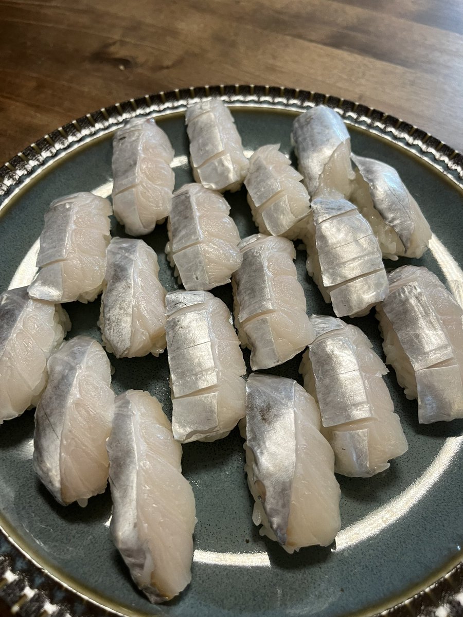 makoryou48's tweet photo. 今日は出掛けにお寿司握ってきたから
ちょっと遅めのかんぱい🥂

#タチウオのお寿司🍣 https://t.co/4e2V6uQOqv