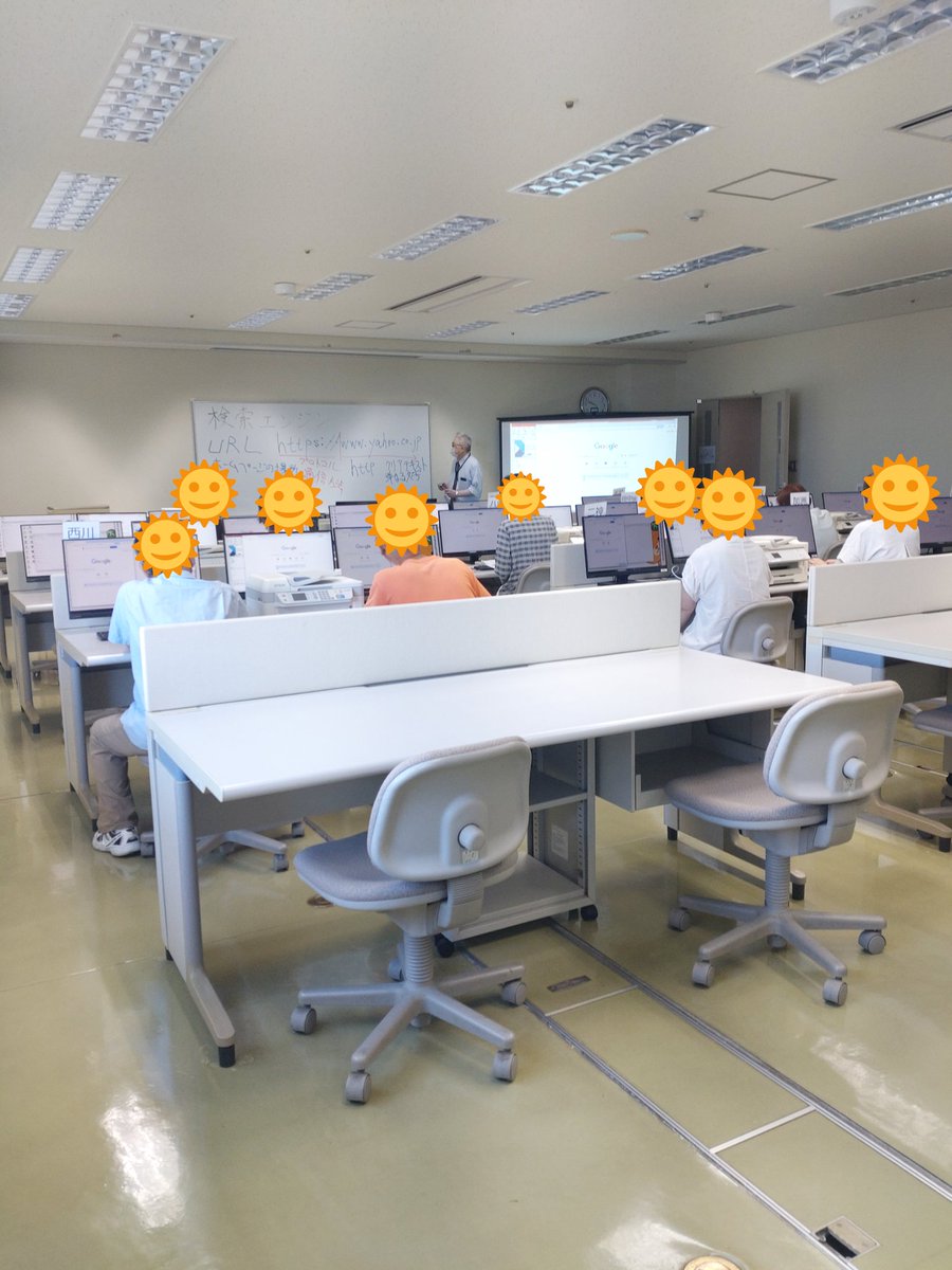 it_lecture's tweet photo. 生涯学習センターのパソコン基礎講座。
年齢は高くても、皆さん元気で意欲的です。
今日はインターネットの続き。
危険なサイトの見分け方や、ネットショッピングで安く良いものを見つける方法、フライトレーダーでお孫さんが帰省する飛行機の場所の探し方。
楽しんそうに操作してくれています。 https://t.co/DfXoZv2xpe