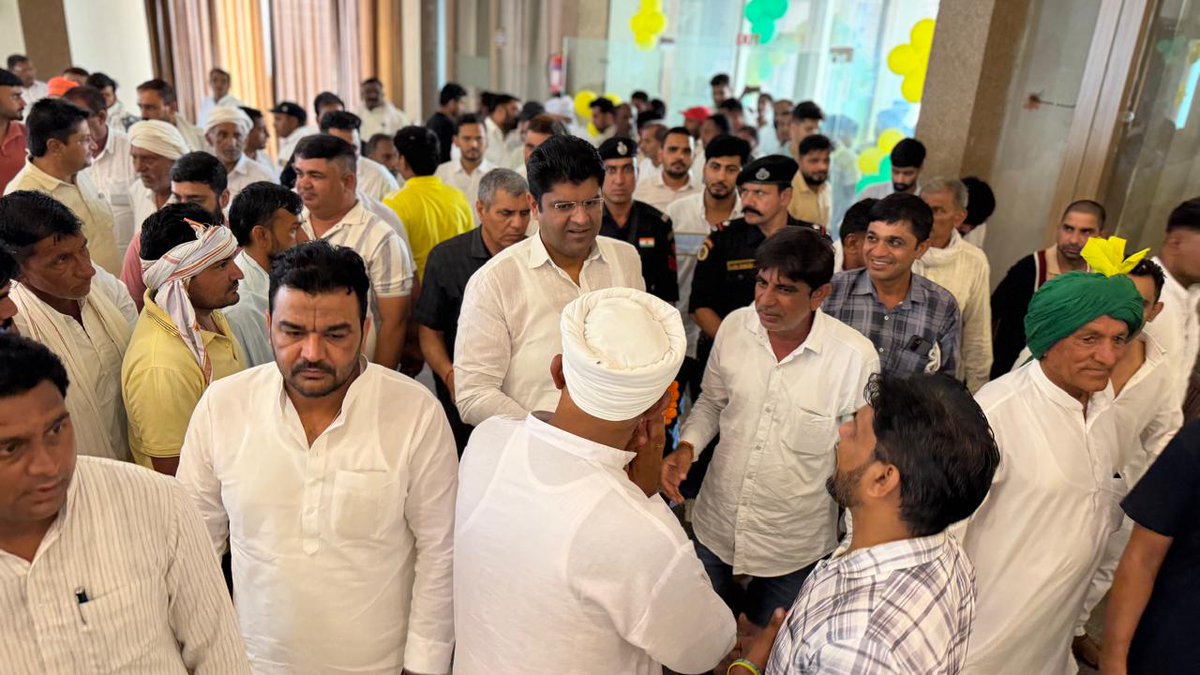 Dchautala's tweet photo. उकलाना हलके के कार्यकर्ता साथियों के साथ BLA-2 की नियुक्तियों पर चर्चा की... हमारी पार्टी का यही प्रयास है कि हम प्रत्येक वोटर के हितों के साथ मजबूती से खड़े हों, प्रत्येक वोट सुरक्षित हो... https://t.co/mSDz1cCQBo
