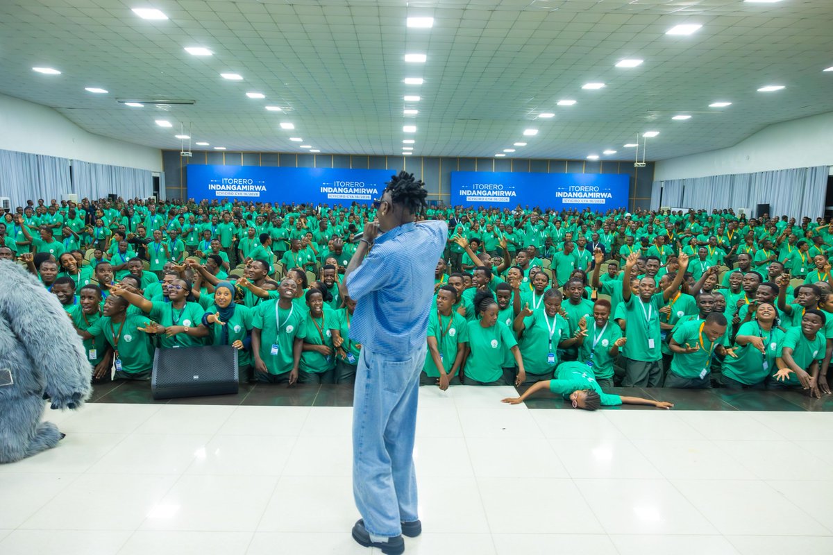 JustinNsengima's tweet photo. 🎶 Ending the day on a high note!

After a day of learning and training, Itorero #Indangamirwa16 participants unwind with a lively performance from celebrated artist and songwriter Juno Kizigenza.

Every weekend, music and culture….
@DrDamascene 
@Emahoro1 
@Unity_MemoryRw https://t.co/K8yqRj0A74