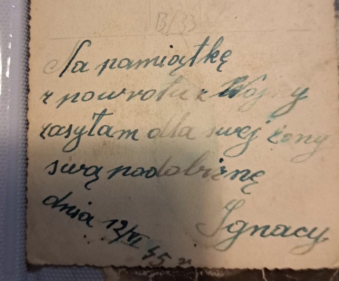 bielaszewskiK's tweet photo. Po wszytkim pradziadek wstępuje do ll armi gdzie robi sobie wycieczkę do Berlina przez Szczecin,Kamień Pomorski,forsowanie Odry na wysokości Nysy aż po oblężenie Berlina.
Po wojnie w Dorohusku pracuje w miejscowej hucie,nie związany z wojskowością. https://t.co/388ZoAfgeJ