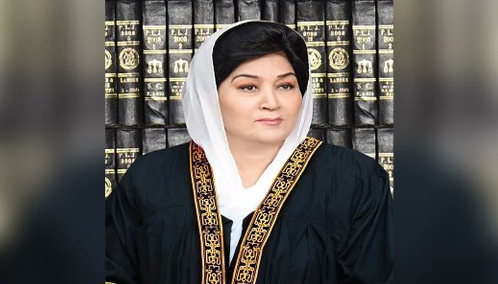 MDLA2019's tweet photo. خواتین کو ہراساں کرنے سے متعلق سپریم کورٹ کا اہم ترین فیصلہ۔۔۔

  سپریم کورٹ نے جمعہ کے روز ایک سرکاری اسکول کی ہیڈ مسٹریس پر عائد وہ سخت سزا بحال کر دی جو انہیں اپنی نگرانی میں کام کرنے والی خواتین اساتذہ کو جنسی ہراسانی سے بچانے میں ناکامی اور سنگین غفلت برتنے پر دی گئی تھی۔
جسٹس محمد علی مظہر کی سربراہی میں اور جسٹس مسرت ہلالی پر مشتمل سپریم کورٹ کے دو رکنی بینچ نے تمام تعلیمی اداروں کے لیے وسیع تر ہدایات بھی جاری کیں، جن میں کام کی جگہ پر ہراسانی سے متعلق قوانین پر سختی سے عمل درآمد کو یقینی بنانے کا حکم دیا گیا ہے۔
جسٹس مظہر کے تحریر کردہ 12 صفحات پر مشتمل فیصلے میں عدالت نے قرار دیا کہ کسی بھی تعلیمی ادارے میں مرد ساتھیوں کی جانب سے خواتین اساتذہ کو جنسی طور پر ہراساں کرنا "ایک سنگین خلاف ورزی، غیر قانونی رویہ اور قانون، اخلاقیات، کام کی جگہ پر وقار اور خود داری کے منافی عمل" ہے۔
فیصلے میں وضاحت کی گئی کہ جنسی نوعیت کے غیر مطلوبہ تبصرے، جملے بازی، لطیفے یا پیغامات، آوازیں کسنا اور دیگر نامناسب رویے، ملازمت کے فوائد کے بدلے ناجائز مطالبات یا دباؤ، بلا اجازت جسمانی رابطے کی کوششیں، اور کام کی جگہ پر دشمنی یا عدم تحفظ کا ماحول پیدا کرنا نہ صرف فرد کے وقار اور تحفظ کی خلاف ورزی ہے بلکہ پورے ادارے کے ماحول کو بھی متاثر کرتا ہے۔ عدالت نے کہا کہ اس طرح کا رویہ خواتین اساتذہ کے لیے کام کی جگہ پر عدم تحفظ کا احساس پیدا کرتا ہے اور پوری توجہ اور پیشہ ورانہ مہارتوں کے ساتھ مؤثر انداز میں تدریس کے فرائض سرانجام دینے کی ان کی صلاحیت میں رکاوٹ بنتا ہے۔
عدالت نے پنجاب سروس ٹربیونل، لاہور کے 8 دسمبر 2023 کے اس حکم کو بھی کالعدم قرار دے دیا جس کے تحت ہیڈ مسٹریس شازیہ اقبال کو دی جانے والی سزا میں کمی کی گئی تھی۔ ٹربیونل نے سزا کو پانچ سالہ سابقہ ​​سروس کے ضبط ہونے سے کم کر کے ایک سال کی سروس ضبط کرنے میں تبدیل کر دیا تھا۔
فیصل آباد کے علاقے لائل پور ٹاؤن میں واقع گورنمنٹ اسپیشل ایجوکیشن سینٹر میں بطور پرنسپل/ہیڈ مسٹریس (بی ایس-17) تعیناتی کے دوران، شازیہ اقبال کو 'پنجاب ایمپلائز ایفیشینسی، ڈسپلن اینڈ اکاؤنٹبلٹی ایکٹ 2006' کے تحت وجہ بتاؤ نوٹس جاری کیا گیا تھا۔
الزامات کے مطابق، ہیڈ مسٹریس نے اس حقیقت کو نظر انداز کر کے سنگین غفلت کا مظاہرہ کیا کہ اسپیشل تھراپسٹ (بی ایس-17) کامران خان غیر قانونی طور پر گورنمنٹ اسپیشل ایجوکیشن سینٹر کی حدود میں رہائش پذیر تھے۔ مبینہ طور پر وہ خواتین اساتذہ کو بلیک میل کر کے، انہیں غیر اخلاقی تعلقات پر مجبور کر کے اور سنگین نتائج کی دھمکیاں دے کر ہراساں کرنے کے عادی تھے، جس سے ادارے کا ماحول شدید متاثر ہوا اور تعلیمی سرگرمیوں کے لیے ناموافق ہو گیا۔
جسٹس مظہر نے ریمارکس دیے کہ تعلیمی اداروں کو 'الما میٹر' (علم و تربیت دینے والی ماں) کا درجہ حاصل ہے — یعنی یہ علم و آگاہی کے وہ قابلِ احترام مراکز ہیں جو انسان کے کیریئر، ذہنی نشوونما، پیشہ ورانہ شناخت اور شخصیت کو تشکیل دیتے ہیں۔ انہوں نے کہا کہ ایسے ادارے ہر طالب علم اور سابقہ ​​طالب علم کی جانب سے تاحیات احترام کے مستحق ہیں کیونکہ وہ ان کی ذاتی اور تعلیمی نشوونما میں اہم کردار ادا کرتے ہیں۔
سپریم کورٹ نے اپنی ہدایات میں اس بات پر زور دیا کہ ایسے تمام تعلیمی اداروں میں، جہاں مرد اور خواتین اساتذہ کام کرتے ہیں، کام کی جگہ پر ایک محفوظ اور صحت مند ماحول کو یقینی بنایا جائے۔
عدالتی فیصلے میں کہا گیا کہ ہر ادارہ ہراسانی کے حوالے سے ایک واضح داخلی پالیسی اپنائے اور سینئر انتظامیہ (بشمول سربراہِ ادارہ) پر مشتمل رپورٹنگ کا ایک مؤثر نظام قائم کرے تاکہ شکایات کی منصفانہ تحقیقات کی جا سکیں۔ جہاں باقاعدہ قانونی عمل کے ذریعے الزامات ثابت ہو جائیں، وہاں ایسے غیر اخلاقی اور غیر قانونی رویے میں ملوث افراد کے خلاف تادیبی کارروائی کی جانی چاہیے۔
عدالت نے حکم دیا کہ محکمانہ تحقیقات آزادانہ طور پر کی جانی چاہئیں اور ان کے لیے ضروری نہیں کہ کام کی جگہ پر خواتین کو ہراساں کیے جانے سے تحفظ کے وفاقی یا صوبائی محتسب (Ombudsman) کے فیصلوں کا انتظار کیا جائے۔
جسٹس مظہر نے ریمارکس دیے کہ ہر تعلیمی ادارے کے سربراہ پر یہ بھاری ذمہ داری عائد ہوتی ہے کہ وہ کام کی جگہ پر ایسا ماحول پیدا کرے جس میں جنسی ہراسانی کے خلاف 'زیرو ٹالرنس' (ہرگز برداشت نہ کرنے) کا واضح پیغام موجود ہو، اور ساتھ ہی پیشہ ورانہ مہارت اور لگن کو ادارہ جاتی معیار کے طور پر فروغ دیا جائے۔
معاملے کی سنگینی اور حساسیت کے پیشِ نظر، عدالت نے اپنے دفتر کو ہدایت کی کہ وہ اس فیصلے کی نقول وفاقی سیکرٹری تعلیم، چیف سیکرٹریز، تمام صوبوں کے اسکول اور ہائر ایجوکیشن کے سیکرٹریز، وفاقی محتسب اور صوبائی محتسبین کو ارسال کرے۔
حکام کو ہدایت کی گئی کہ وہ 'کام کی جگہ پر خواتین کو ہراساں کیے جانے سے تحفظ ایکٹ 2010' کی دفعات 2(c) اور 11 کے تحت وضع کردہ 'ضابطہ اخلاق' پر سختی سے عمل درآمد اور بامقصد اقدامات کے ذریعے تمام سرکاری اور نجی تعلیمی اداروں میں نچلی سطح پر جنسی ہراسانی کے خاتمے کو یقینی بنائیں۔
عدالت نے وفاقی اور صوبائی وزارتِ تعلیم کو ہدایت کی کہ وہ ایسے دفتری احکامات یا سرکلر جاری کریں جن کے تحت تمام سرکاری اور نجی تعلیمی اداروں کے سربراہان کے لیے لازم ہو کہ وہ 'کام کی جگہ پر خواتین کو ہراساں کیے جانے سے تحفظ کے ضابطہ اخلاق' کو انگریزی کے ساتھ ساتھ مقامی زبانوں میں بھی نمایاں طور پر آویزاں کریں۔
عدالت نے ہر سرکاری اور نجی تعلیمی ادارے کو یہ حکم بھی دیا کہ وہ قانون کے تقاضوں کے مطابق ہراسانی کی شکایات نمٹانے کے لیے ایک داخلی انکوائری کمیٹی تشکیل دیں، تاکہ متاثرہ خاتون استاد کارروائی کے لیے صرف ادارے کے سربراہ پر انحصار کرنے کے بجائے اپنی شکایت براہِ راست کمیٹی کو جمع کروا سکے۔
#LegalAwarness #Harassment #Female #Eudcation #SupremeCourt #Woman #WomenRights #MianDawood