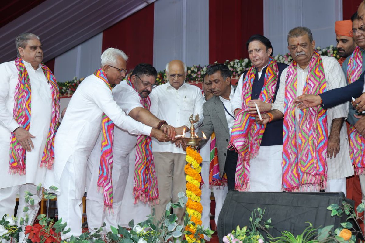 MayankNayakBJP's tweet photo. "આરોગ્ય, શિક્ષણ અને વિકાસનું ત્રિવેણી સંગમ!"

બનાસકાંઠાના તેનીવાડા ખાતે માનનીય મુખ્યમંત્રી શ્રી @Bhupendrapbjp જીના વરદ્હસ્તે જીવન વિદ્યા ચેરિટેબલ ટ્રસ્ટ દ્વારા 25 એકરમાં નિર્મિત થનારી મેડીવંતા મલ્ટીસ્પેશિયાલિટી હોસ્પિટલ, મેડિકલ કોલેજ તથા હેલ્થકેર કેમ્પસના ભૂમિપૂજન સમારોહમાં ઉપસ્થિત રહેવાનો અવસર મળ્યો.

આ પ્રસંગે માન. મુખ્યમંત્રીશ્રીએ માનનીય વડાપ્રધાન શ્રી @narendramodi જીના દ્રષ્ટિવંત નેતૃત્વ હેઠળ રાજ્યમાં આરોગ્ય સુવિધાઓના વિસ્તરણ, મેડિકલ શિક્ષણને નવી ગતિ તેમજ જનકલ્યાણકારી આરોગ્ય યોજનાઓના સશક્ત અમલીકરણ અંગે માર્ગદર્શન આપ્યું. સાથે જ યોગને જીવનશૈલીનો ભાગ બનાવવા અને પ્રાકૃતિક ખેતીને પ્રોત્સાહન આપવા સૌને આહવાન કર્યું.

બનાસકાંઠા સહિત સમગ્ર ઉત્તર ગુજરાતના નાગરિકોને ઉચ્ચ કક્ષાની આરોગ્ય સેવાઓ અને તબીબી શિક્ષણની સુવિધા ઉપલબ્ધ કરાવનાર આ હેલ્થકેર કેમ્પસ વિકસિત ગુજરાતના સંકલ્પને વધુ મજબૂત બનાવશે.

#Banaskantha #Healthcare #MedicalCollege #RajyasabhaMP #MayankNayak