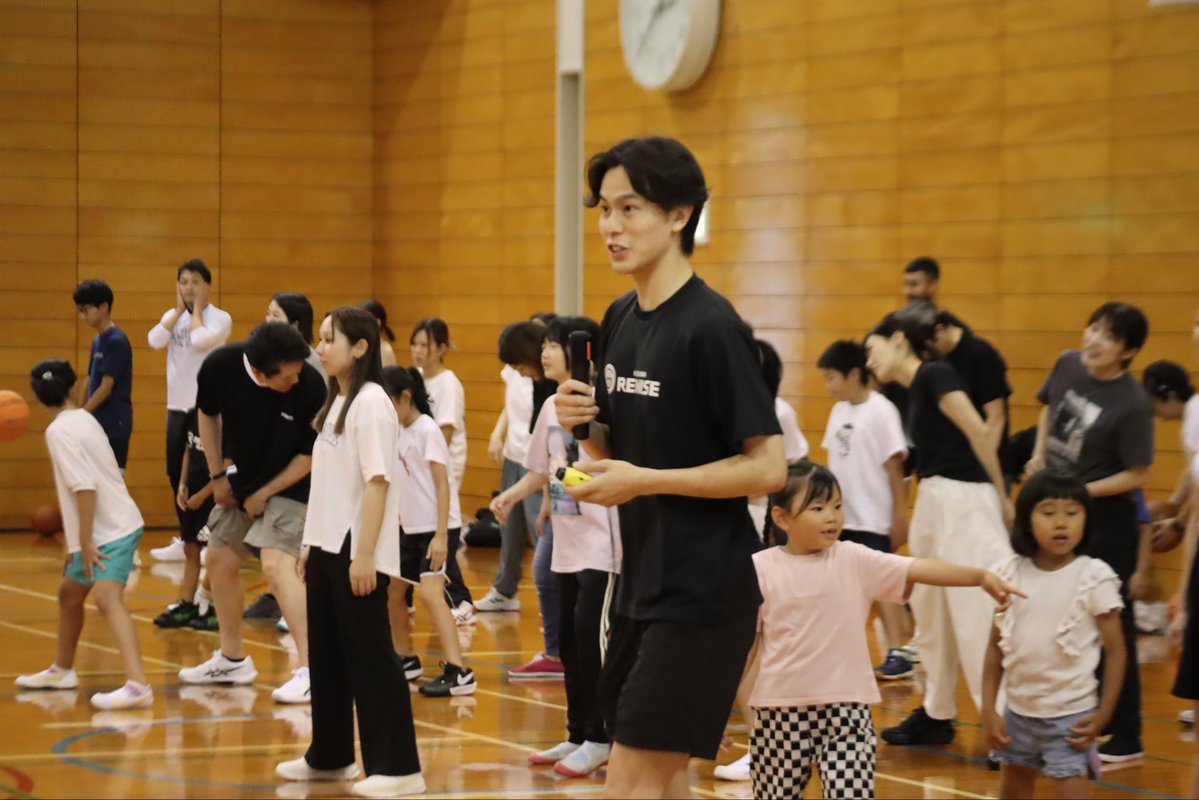 kg_rebnise's tweet photo. 本日(7/11)『かごスポ親子教室with #鹿児島レブナイズ』が開催され講師として #9藤本巧太  選手、#34遠藤善 選手、元レブナイズの選手で現在 #レッドモンスターズ に所属し、スクールコーチも務める #川上貴一 選手が参加👨‍🏫
160名の親子たちとバスケを楽しみました🏀
ご参加いただきました家族の皆さまの良き思い出となれば嬉しいです！ 
ご参加ありがとうございました🤝

#鹿児島レブナイズ
#鹿児島市スポーツ振興協会